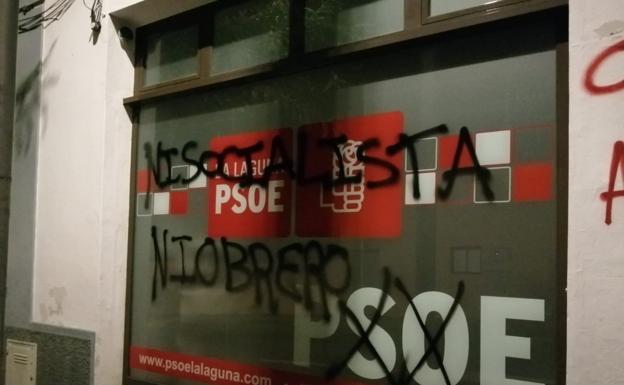 Pintado contra la sede de las lagunas socialistas.