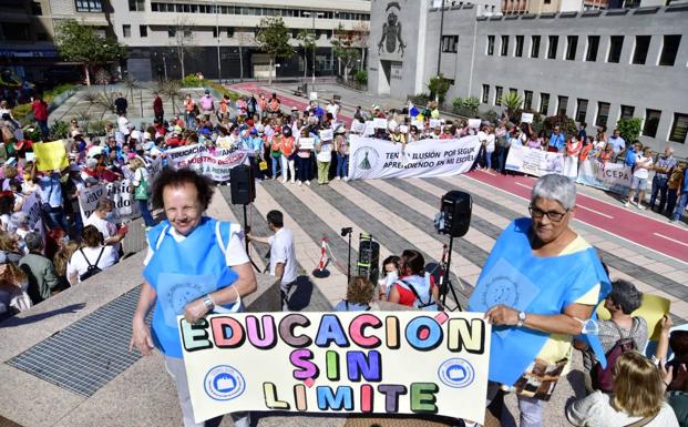 Un momento de la concentración en Presidencia, en la capital grancanaria, de alumnado y docentes de los Centros de Educación de Personas Adultas. /Arcadio Suárez