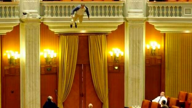 Intenta suicidarse lanzándose al vacío en el Parlamento rumano