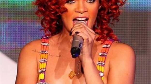 Los rizos de Rihanna requieren un mantenimiento semanal valorado en 16.000 euros