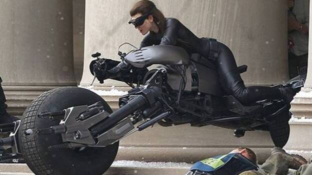 Catwoman atropella un cámara en el rodaje de 'The Dark Knight Rises'