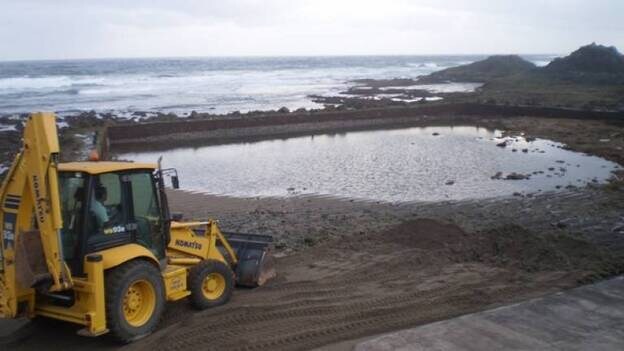 El ayuntamiento de Gáldar informa que abrirá la playa de los Dos Roques una vez concluyan los trabajos de limpieza