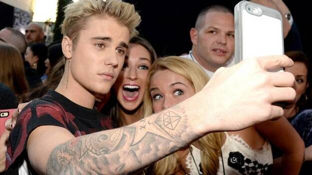 Justin Bieber declara la guerra a los selfis porque no es un "animal del zoo"