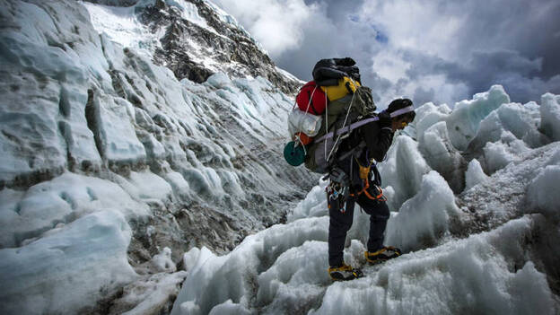 Sherpas, coronar el Everest para volver a tener trabajo