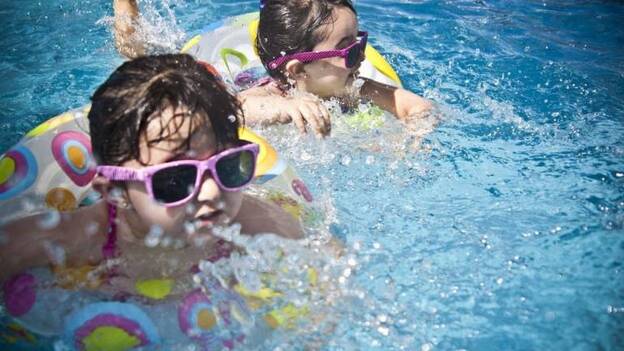 Aconsejan no perder de vista a los niños en el agua y usar crema solar 30 minutos antes de estar al sol