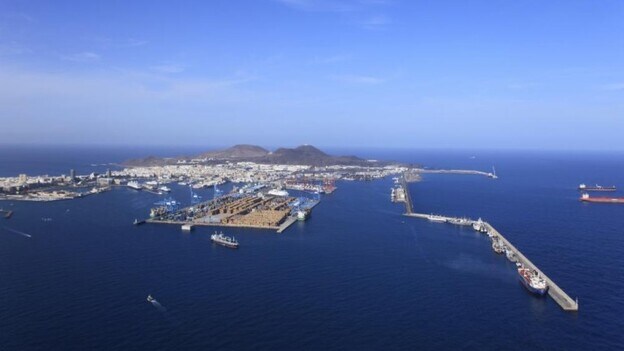 El puerto de Las Palmas dobla en facturación al de Tenerife