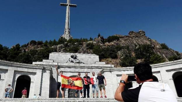 Colas para visitar el Valle de los Caídos, el día que se aprueba exhumar a Franco