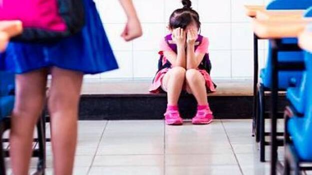 Llamar sidosa, calva y asquerosa no es bullying, según una jueza