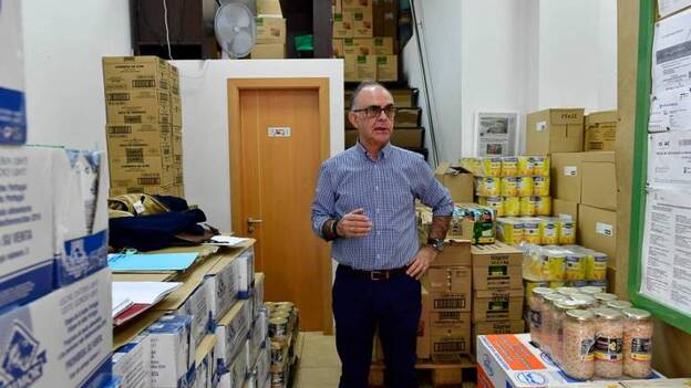 La falta de local condena el reparto de comida a 258 familias