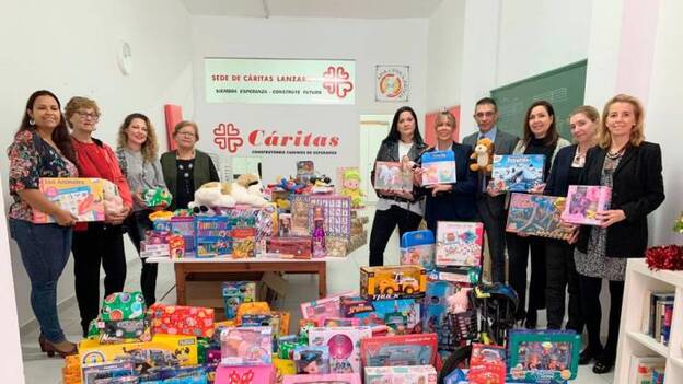 Asolan entrega a Cáritas Lanzarote juguetes para familias sin recursos