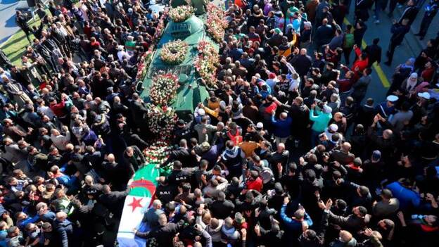 Marea humana despide a Gaid Salah en funerales presidenciales en Argel