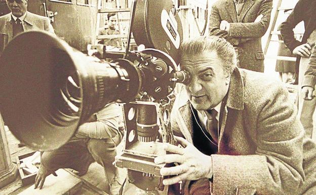 Federico Fellini (1920-1993), en un estudio de Cinecittà, donde recreó la mayoría de sus fantasías./R. C.