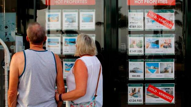 La compraventa de viviendas registradas en Canarias cae un 21 % en último año