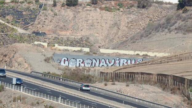 Un grafiti ‘homenajea’ al Coronavirus en el sur