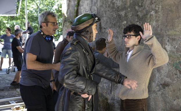 El director Mariano Barroso en el set de 'La línea invisible', junto a Àlex Monner, que encarna al etarra Txabi Etxebarrieta.
