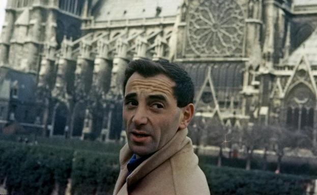 Un joven Charles Aznavour frente a la catedral de Notre Dame en una imagen del documental 'Aznavour by Charles'./