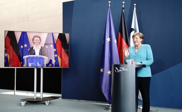 Ursula von der Leyen y Angela Merkel, este miércoles durante la videoconferencia.