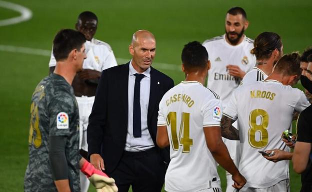 -Zidane habla con sus futbolistas. 