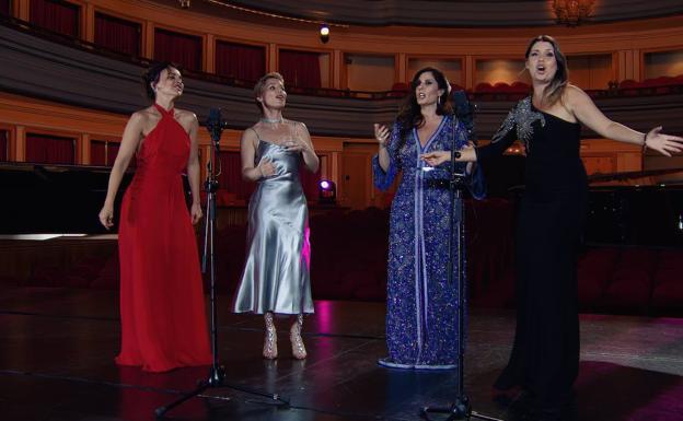 Imagen del espectáculo con las cuatro artistas invitadas. /Televisión Canaria
