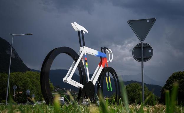 Una bicicleta adorna una rotonda cerca de la localidad suiza de Aigle. 