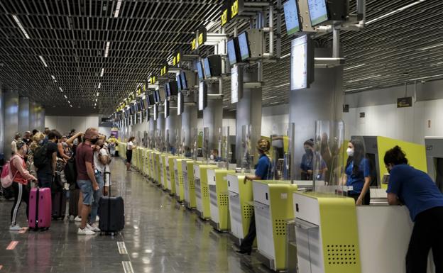En julio Canarias ha recibido 240.000 pasajeros internacionales, un 77% menos del millón que llegó el año pasado. / COBER