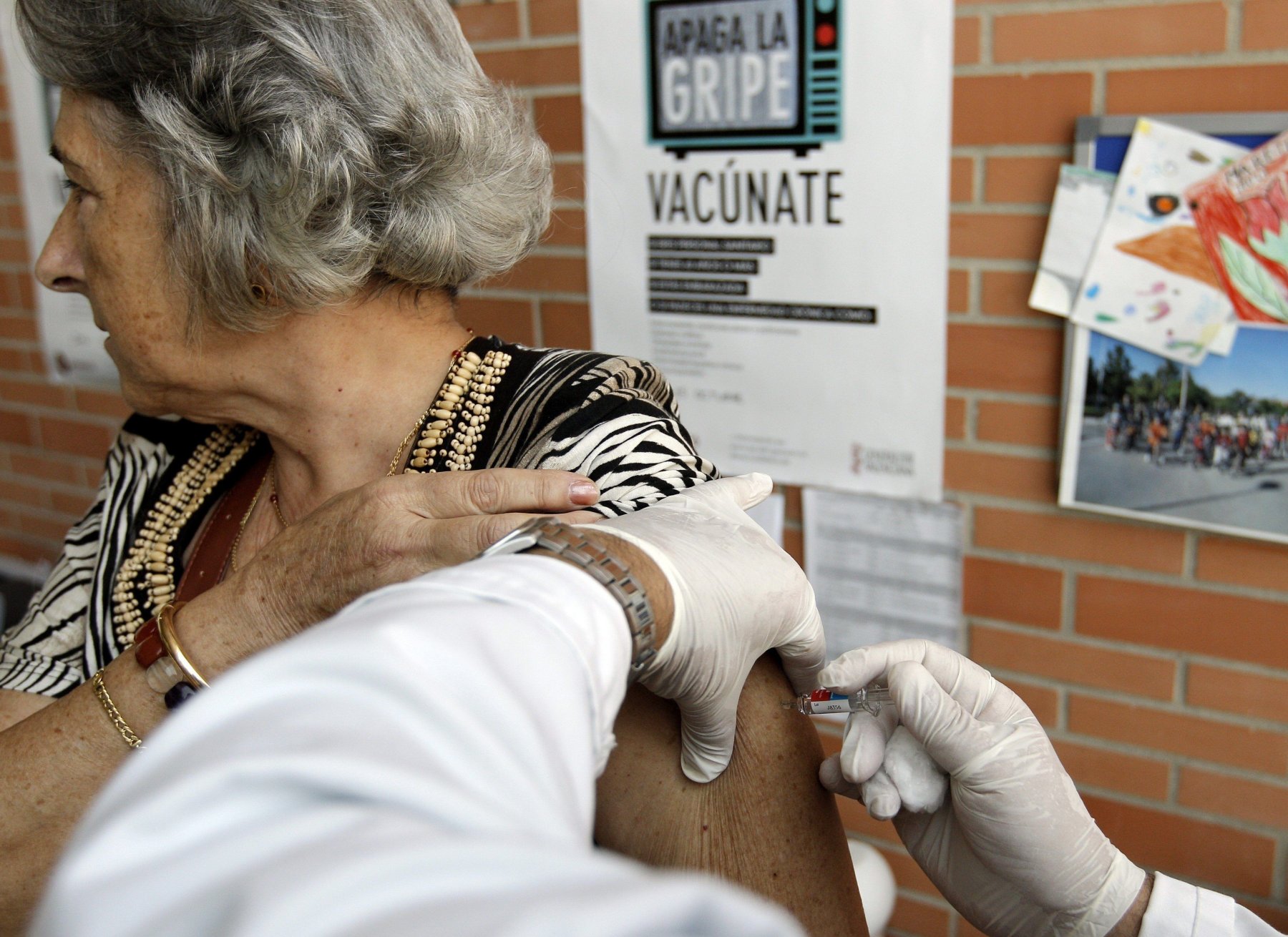 Imagen de archivo de una persona vacunándose contra la gripe en un centro de salud valenciano. / C7