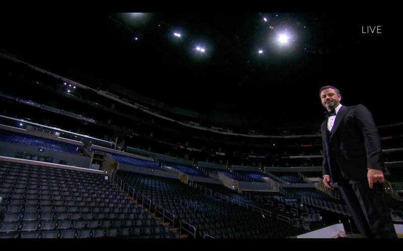 Jimmy Kimmel, prensentador de la gala, en un Staples Center vacío.