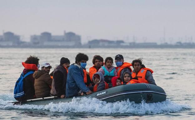 Imagen de una embarcación con inmigrantes. /Afp