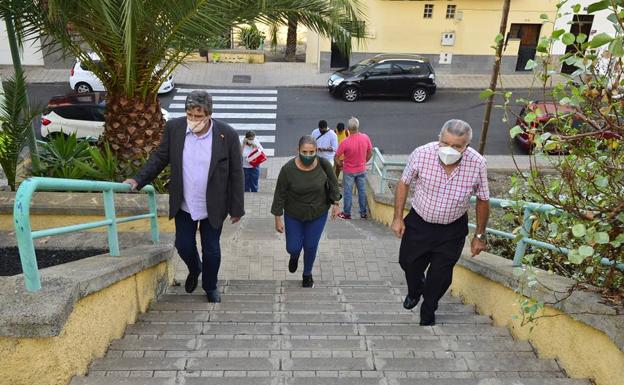 El Ayuntamiento analiza junto a vecinos de Isla Perdida las propuestas de mejora del barrio. /C7