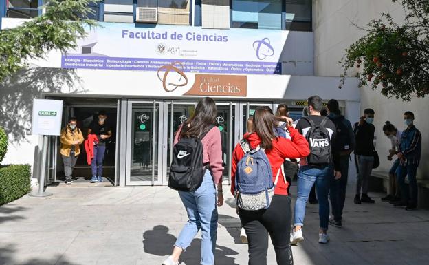 Alumnos de la Universidad de Granada este miércoles, el día antes del cierre.
