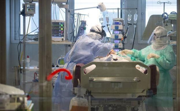 Sanitarios atienden a un paciente Covid en un hospital de Murcia. 