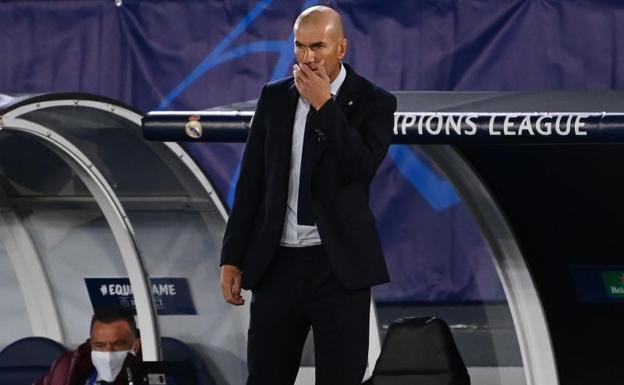 Zidane, con gesto de preocupación durante el partido ante el Shakhtar. /Gabriel Bouys (Afp)