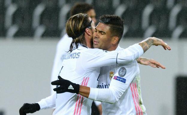 Sergio Ramos y Casemiro celebran el gol del empate. 