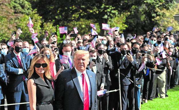 Melania y Donald Trump, en los jardines de la Casa Blanca. / EFE
