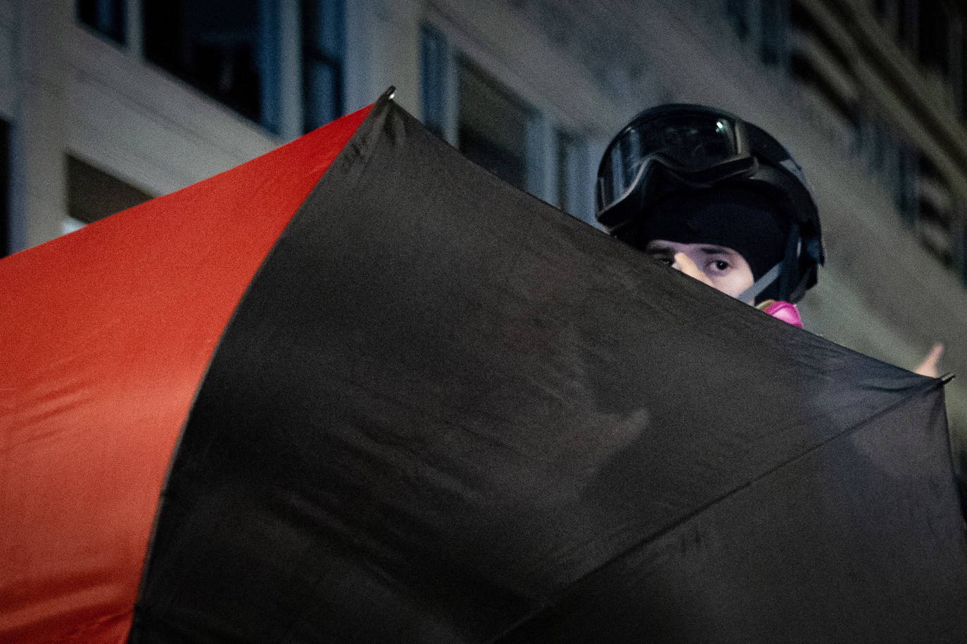n manifestante antifascista sostiene un paraguas durante un enfrentamiento con la policía tras las elecciones presidenciales estadounidenses en Portland, EE UU.