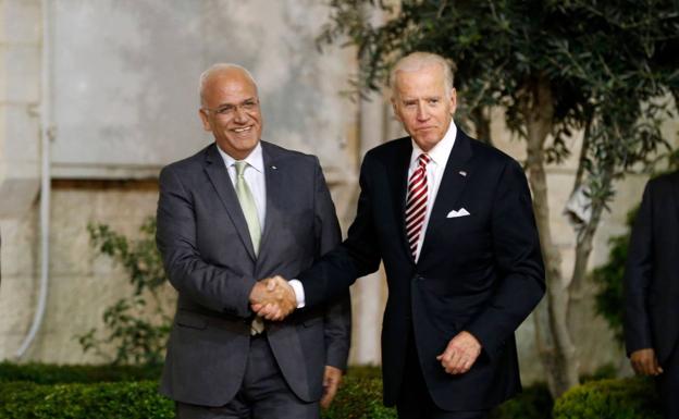 Saeb Erakat con el entonces vicepresidente de EE UU, Joe Biden, durante un encuentro en 2016./AFP