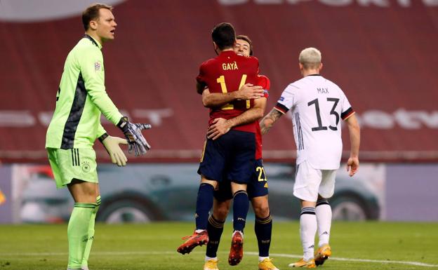 Gayà y Oyarzabal celebran el seto gol de España. 