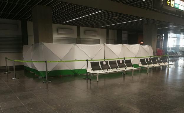 Imagen de la terminal de llegadas del aeropuerto de Gran Canaria y una de las zonas de control que se está preparando para controlar las PCR. 