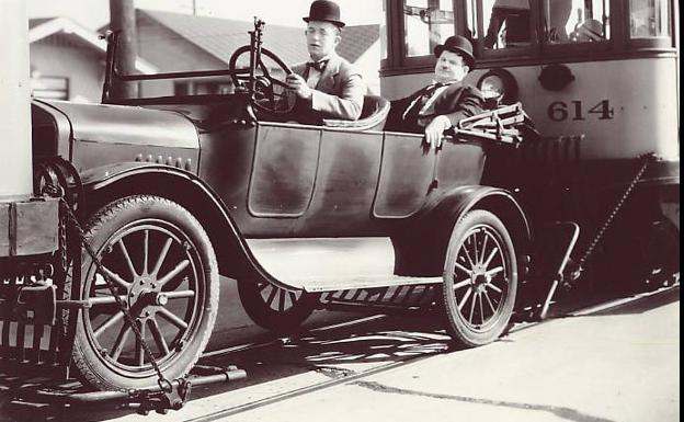Oliver y Hardy en un Ford-T 