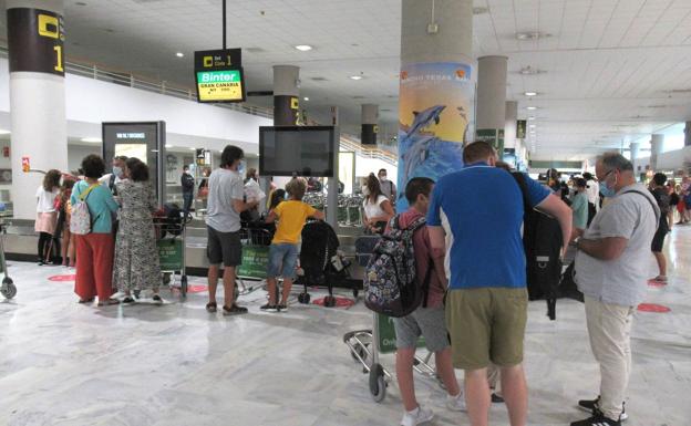Turistas en el aeropuerto de Lanzarote
