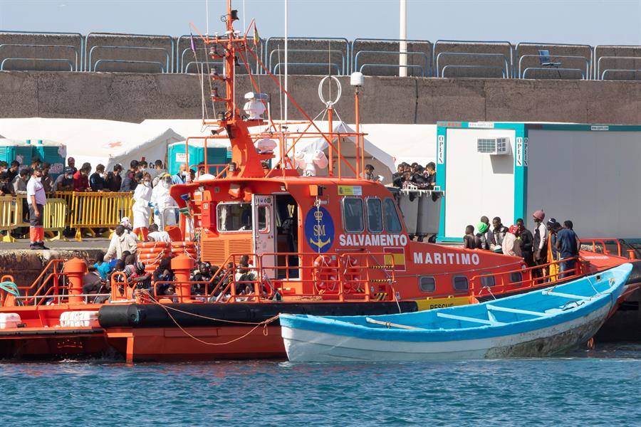 Un equipo de Salvamento Marítimo acude al rescate de dos cayucos al sur de Gran Canaria. /Efe
