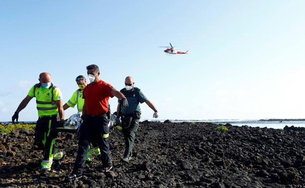 Rescate del último inmigrante encontrado muerto tras naufragar una patera en Lanzarote./Reuters