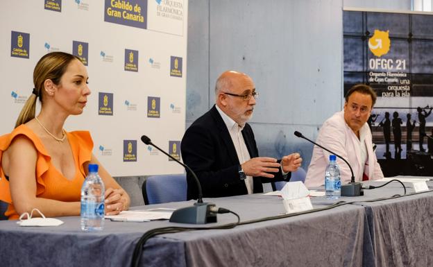 Guacimara Medina, Antonio Morales y Karel Mark Chichon, este verano, durante una rueda de prensa en la sede de la Orquesta Filarmónica de Gran Canaria. /C7