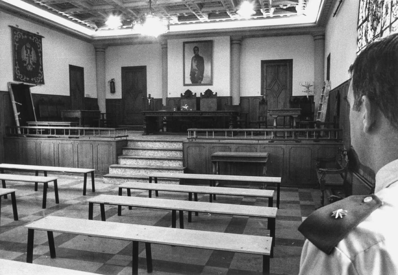 Vista interior de la sala de justicia del Gobierno Militar de Burgos 20 años después de que se celebrara el famoso proceso de Burgos.
