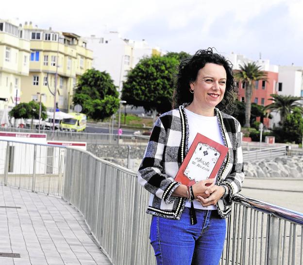 Violeta Chacón con su libro / JAVIER MELIÁN (ACFI PRESS)