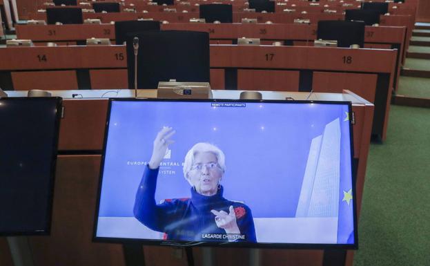 La presidenta del BCE, Christine Lagarde, interviene ante una vacía Eurocámara.
