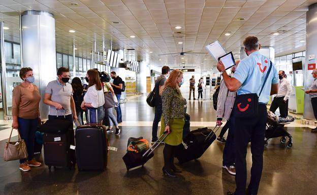 Turistas en el aeropuerto de Gran Canaria. 