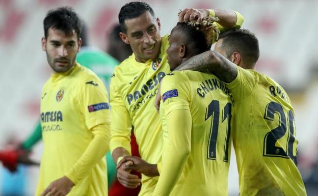 Los jugadores del Villarreal felicitan a Chukwueze./EFE