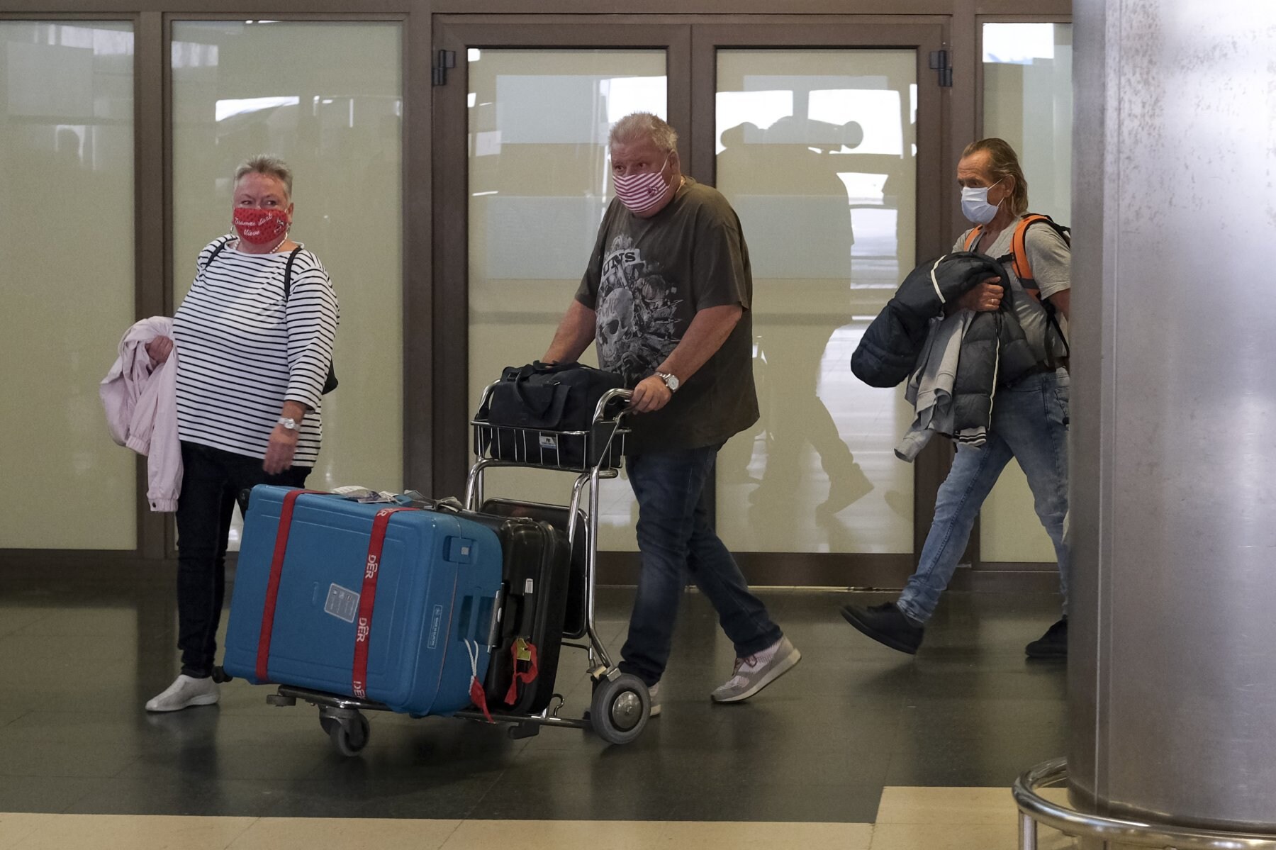 Imagen de turistas llegando a Canarias tras la entrada en vigor de los controles en los aeropuertos. / COBER
