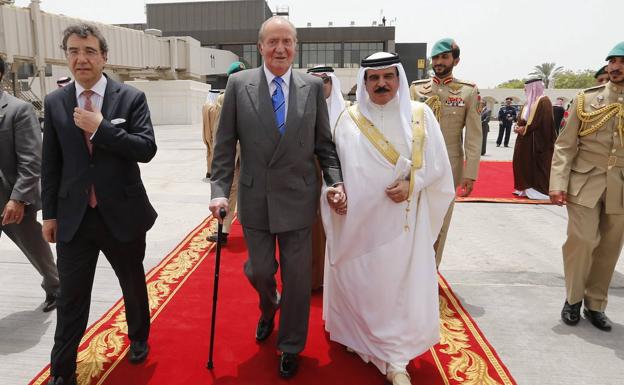 Don Juan Carlos y el monarca de Baréin, Hamad Bin Isa Al Jalifa, en un viaje al emirato un mes antes de abdicar./Efe
